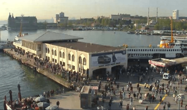 L'entrée des vapur Sehir Hatlari à Kadiköy