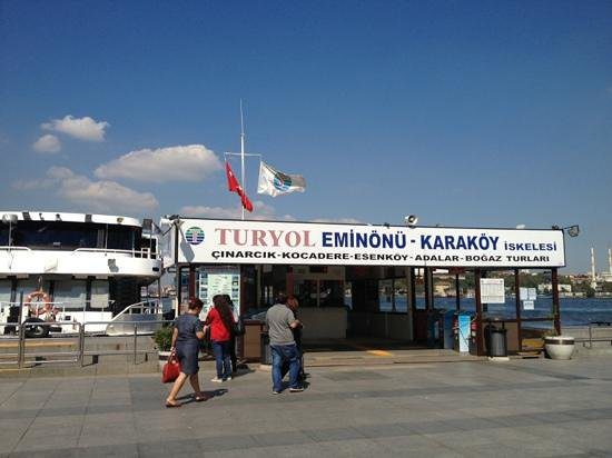 L'entrée des vapur de Turyol à Eminönü