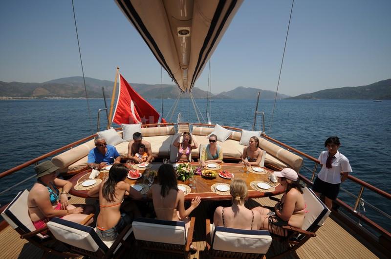Istanbul-Private-Bosphorus-Dinner-Cruise-Yacht-Tours-1-F8449570