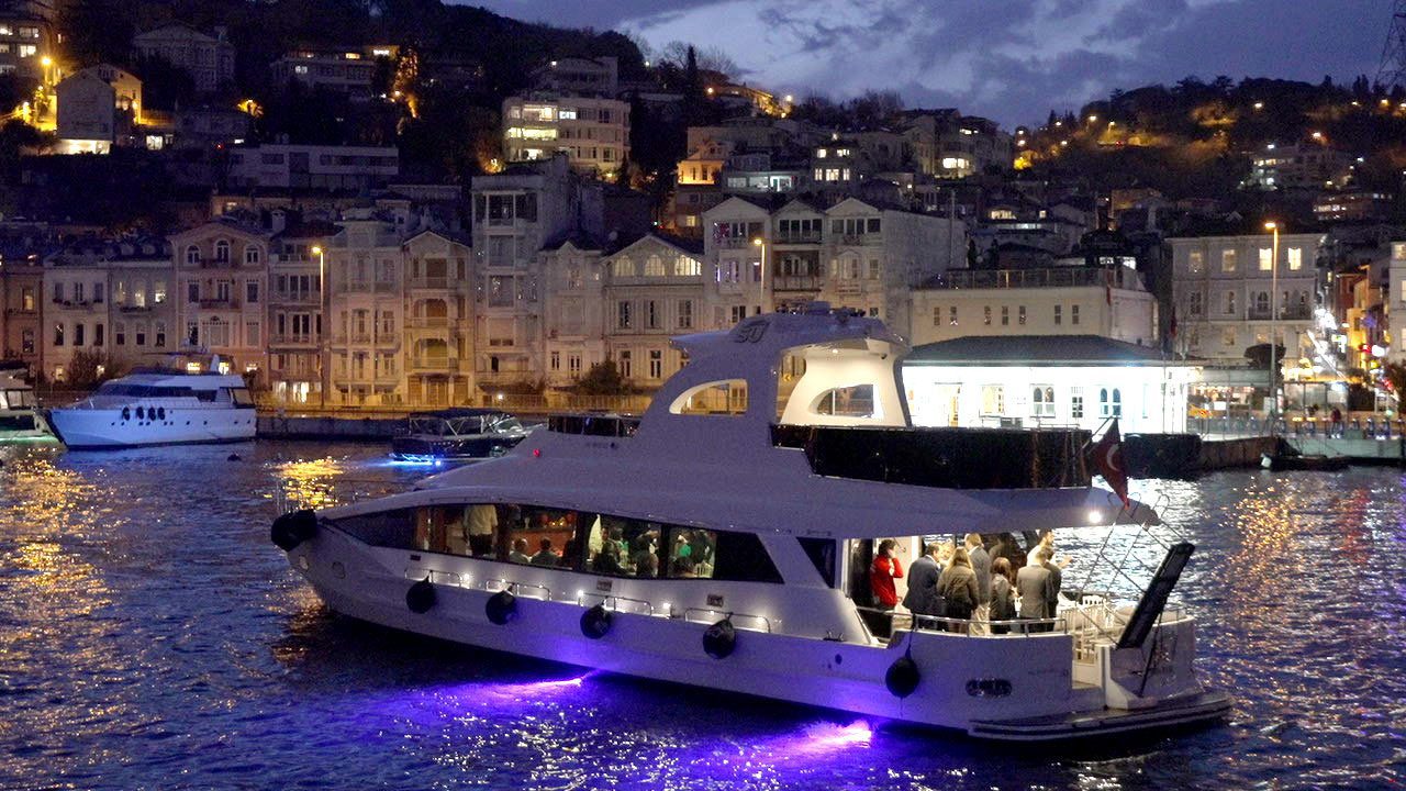 1yacht-dinner-cruise-bosbhorus-istanbul-54-9195