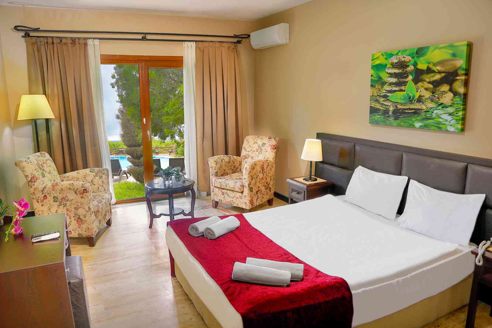 airport-hotel-garden-room-01